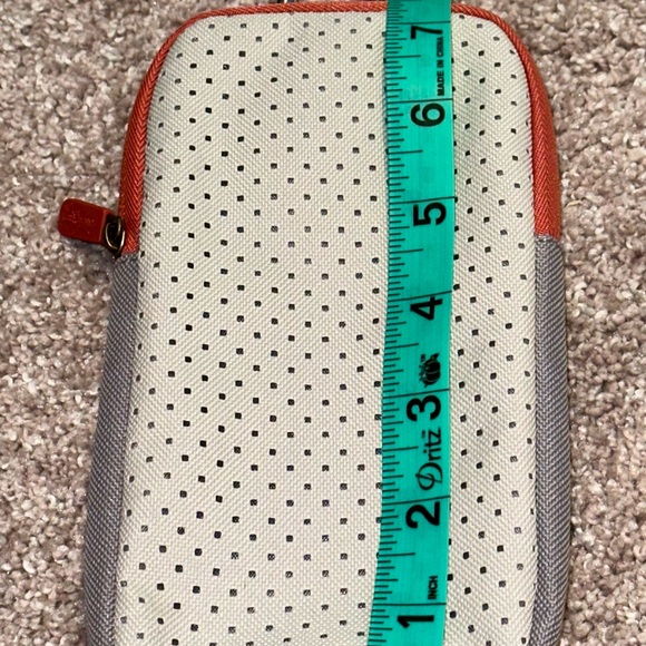 NWT Clip-On Tech Pouch Pattern Whisper Grey Colorblock. - Picture 9 of 9